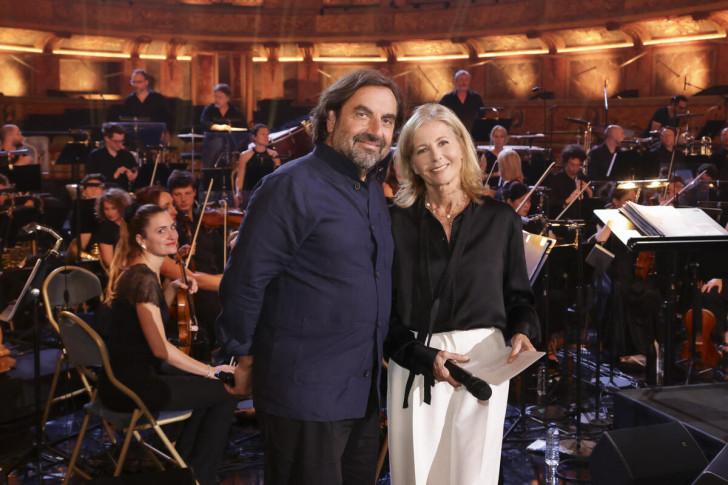 André Manoukian et Claire Chazal sur scène devant l'orchestre